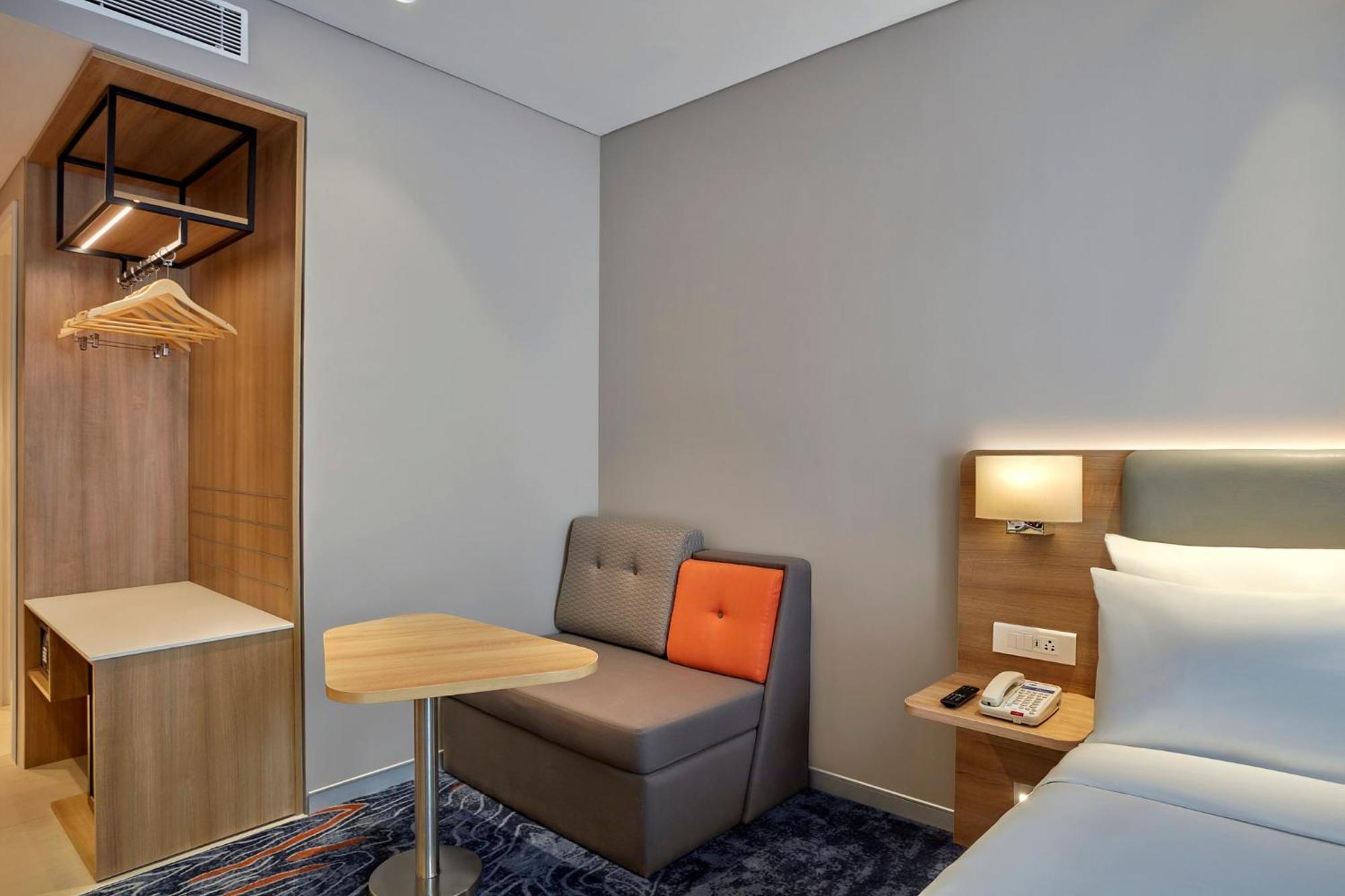 Holiday Inn Express Bengaluru Bommasandra By Ihg Kammasandra Esterno foto